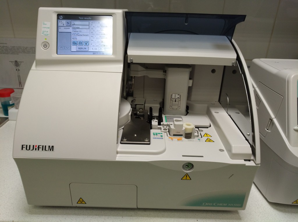 Biochemický analyzátor FUJIFILM NX500 v laboratoři kliniky LIVE VET