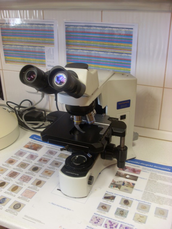 Mikroskop v laboratoři kliniky
